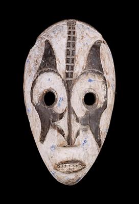 Ibo (oder Igbo), Nigeria: Eine kleine, alte Gesichts-Maske der Ibo, die ein ‘schönes Mädchen’ darstellt, das aus dem Jenseits kommt und die lebenden Menschen besucht. - Tribal Art
