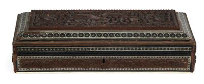 India, Persia: an Indo-Persian lidded box made of wood with relief decoration and encircled with bands of mosaics. - Mimoevropské a domorodé umění