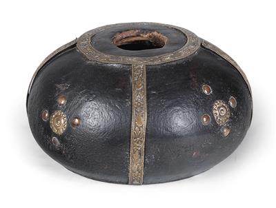 Indien, Rajasthan, Wüste Thar, Stamm: Bishnoi: Ein Opium-Behälter aus Holz, mit dekorativen Metall-Bändern und -Rosetten verziert. - Tribal Art