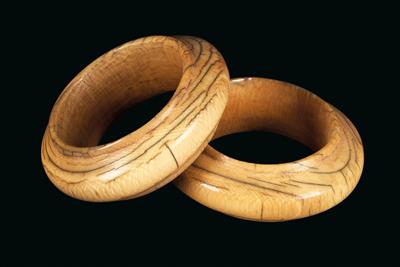 Indonesien, Insel Sumba: Ein Paar (2 Stücke) Armreifen aus altem Elfenbein. - Tribal Art
