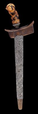 Indonesia, Sumatra, tribe: Minangkabau: a kris dagger with a straight blade and a very attractive old handle made of ivory in the ‘Jawa Demam’ style (half human, half bird). In a wooden sheath cloaked in richly decorated silver sheet metal. - Mimoevropské a domorodé umění