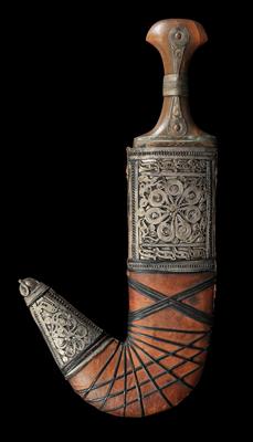 Yemen: a curved ‘jambiya’ dagger. Type: Northern Yemen, Highlands. With hilt made from rhinoceros horn and a sheath. - Tribal Art