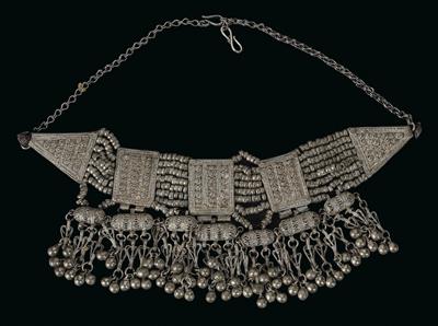 Jemen: Eine Halskette aus guter Silber-Legierung, mit 8 Strängen kleiner Silber-Perlen, 3 rechteckigen Mittelstücken und zwei dreieckigen Endstücken. Mit 7 Anhängern mit Kugel-Behang. - Tribal Art