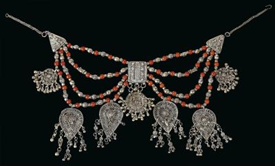 Jemen: Eine Halskette (Collier) aus Silber, mit 4 Strängen aus Silber- und roten Glas-Perlen, silbernen Mittel- und Endstücken, sowie mit 7 Anhängern. - Tribal Art