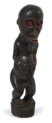 Kamerun-Grasland, Bamileke, Batie- oder Bangwa-Region: Eine männliche Figur mit großem Bauch, wohl eine sogenannte ‘Mu’po-Figur’, für Wahrsage-Rituale und zur Krankenheilung verwendet. - Tribal Art