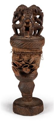 Kamerun, Stamm: Bafo: Eine Zeremonial-Rassel mit drei sitzenden Figuren oben. - Tribal Art