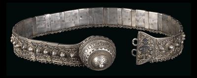 Caucasus: a belt made of heavy silver, comprising 45 pieces. With hook-and-eye closure and a round decorative boss. - Tribal Art