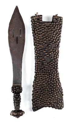 Konda, Dem. Rep. of Congo: an old shortsword. The wooden hilt and scabbard are richly ornamented with decorative nails made of copper. - Mimoevropské a domorodé umění