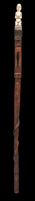Kongo (oder Bakongo), DR Kongo: Ein Würde- oder Prestige-Stab aus Holz, beschnitzt, mit einer Elfenbein-Figur als Griff. - Tribal Art