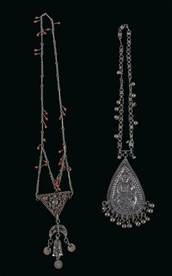 Mixed lot (2 pieces), Afghanistan: 2 necklaces made of silver, one with a mermaid pendant, the other with coral. - Mimoevropské a domorodé umění