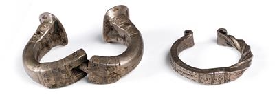 Mixed lot (2 items), Africa, North Nigeria, Mali, tribe: Haussa: 2 bangles. - Mimoevropské a domorodé umění