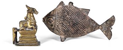 Mixed lot (2 pieces), India: a ‘Nandi’ bull, the steed of the Hindu god Shiva, and a lucky carp (in the form of an incense burner). Both objects cast from brass. - Mimoevropské a domorodé umění