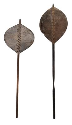 Mixed lot (2 pieces), Indonesia, Mentawai islands: two rare, typical oars (paddles) as only common to the Mentawai Islands, to the southwest of Sumatra. - Mimoevropské a domorodé umění