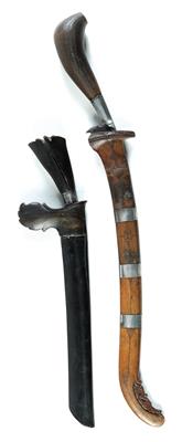 Mixed lot (2 pieces), Indonesia, Sumatra: a knife from northern Sumatra in the ‘Rentjong’ style and a Batak knife from central Sumatra in the ‘Sewar’ style. Both with a sheath. - Tribal Art