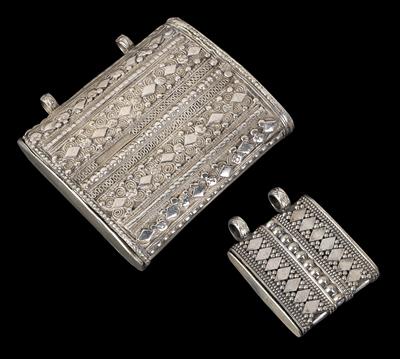Mixed lot (2 pieces), Yemen, Oman: two amulet pendants made of the highest-quality silver, hollow inside, each with two hangers and attractively decorated. - Tribal Art