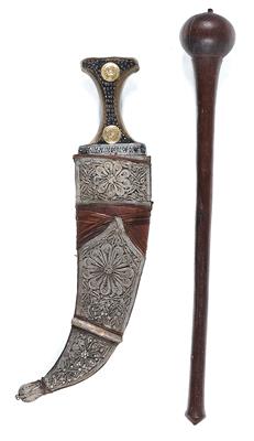 Mixed lot (2 pieces), Yemen, South Africa: a Yemeni curved dagger, so-called ‘jambiya’, with horn hilt, gilded decorative coins and a Zulu club, known as a ‘knobkerrie’, from South Africa. - Mimoevropské a domorodé umění