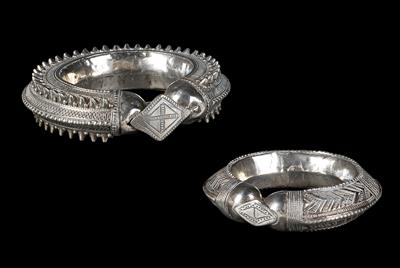 Mixed lot (2 pieces), South Arabia, East Africa to India: two bangles in silver of the highest quality. A style that is likely to have been produced in South Arabia (Oman) and traded along the old dhow trade route from eastern Africa across to India. - Tribal Art