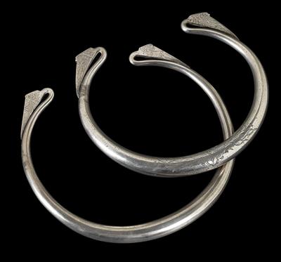 Mixed lot (2 pieces), Thailand, tribe: Meo (also called Hmong) or Akha: 2 typical chokers from the Meo or Akha, mountain tribes from northern Thailand. Solidly cast in very high-quality silver, engraved. - Tribal Art