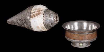 Konvolut (2 Stücke), Tibet, Nepal: Eine rituelle Schnecken-Trompete ‘Dung Kar’ und eine Teeschale, beide Objekte mit gutem, graviertem Silber gefasst. - Tribal Art