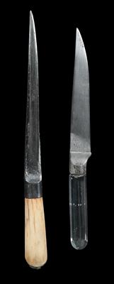 Mixed lot (2 pieces): two Indo-Persian knives. One with a hilt made of bone and a tiger’s eye stone set in silver. The other has a Damascus steel blade, silver damascening and a glass hilt. - Tribal Art