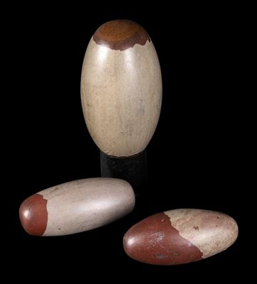 Mixed lot (3 pieces), India: three ‘Shiva lingams’ made of stone. - Mimoevropské a domorodé umění
