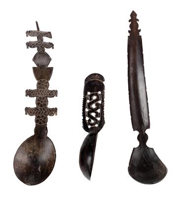 Mixed lot (3 pieces), Indonesia, Island of Timor: three spoons, carved from the horn of water buffalo and richly decorated. - Tribal Art