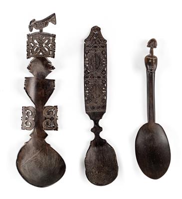 Mixed lot (3 pieces), Indonesia, Island of Timor: three spoons, carved from the horn of water buffalo and richly decorated. - Tribal Art