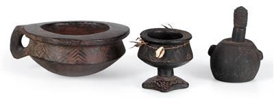 Mixed lot (3 items), Kuba (or Bakuba), Dem. Rep. of Congo: three old vessels, made out of wood, coloured black, with typical Kuba patterns. Two bowls and a small bottle. - Tribal Art