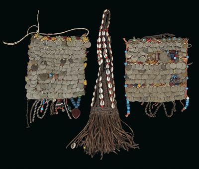 Mixed lot (3 pieces), eastern Turkey, nomads: 2 face veils (‘niqab’), richly covered with coins, and a receptacle for black eye makeup (‘kohl’). - Mimoevropské a domorodé umění