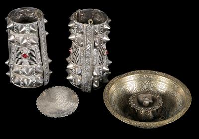 Konvolut (4 Stücke), Afghanistan: Ein Paar hohe Armreifen aus Silber, von den Paschtunen, sowie eine ‘Magische Schale’ aus Messing und ein Amulett aus Silber. - Tribal Art