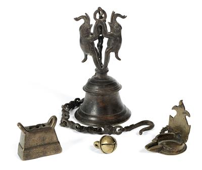 Mixed lot (4 items): India, Burma: a temple bell with 2 elephants and a chain, an oil lamp and a bell from India, as well as an animal bell from Burma. - Mimoevropské a domorodé umění