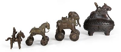 Mixed lot (4 pieces), India: an incense burner with a lid featuring a horse and rider, as well as three children’s toys (two on wheels). Everything is cast from brass-bronze. - Tribal Art