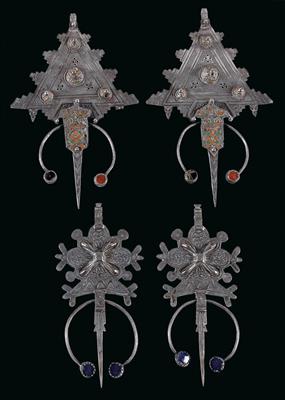Mixed lot (4 pieces), Morocco: 2 pairs of Moroccan robe fibulae made of silver, one with enamel and niello from the region around the town of Tiznit, the other from the Souss valley, near Agadir. - Mimoevropské a domorodé umění