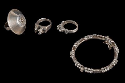 Mixed lot (4 pieces), silver jewellery from North Africa, the Sahara region, Mauritania, Tuareg, Peul: a bangle and three finger rings made of silver. - Tribal Art