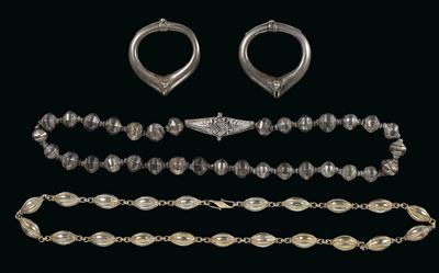 Mixed lot (4 pieces), Sri Lanka (Ceylon), India: 2 necklaces from Sri Lanka and a pair of bangles from India. All made of good silver. - Tribal Art