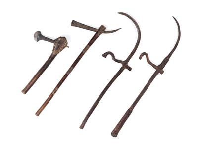 Mixed lot (4 items): four African weapons. Two long throwing irons and two axes. - Tribal Art