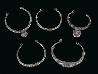 Mixed lot (5 pieces): Afghanistan, Pakistan, India: 5 chokers made of silver, one of which is decorated with a carnelian stone. - Tribal Art