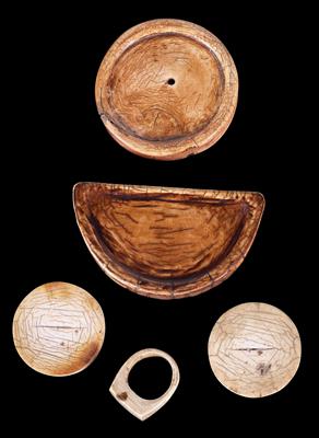 Mixed lot (5 pieces), southern Ethiopia, tribe: Surma: two lip plates, one round, the other semicircular, two round ear plugs and a ring. All made of ivory. - Mimoevropské a domorodé umění