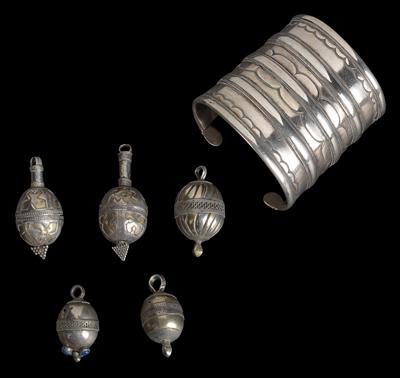 Mixed lot (6 pieces): Afghanistan, tribes: Turkmens: a bangle from the Ersari Turkmens and five large hollow spherical pendants. All made of silver and partly gilded. - Tribal Art