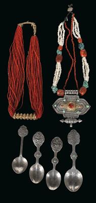 Mixed lot (6 pieces), Tibet, Nepal: 2 necklaces from Nepal with pendants made of gold and silver and 4 Tibetan medicine spoons made of silver. - Mimoevropské a domorodé umění
