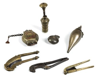 Mixed lot (7 items): India: 7 utensils used for chewing betel, all made of metal: 3 pairs of betel tongs, 3 lime boxes and a mortar and pestle. - Mimoevropské a domorodé umění