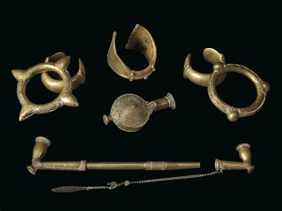 Mixed lot (8 items): eight metal objects from west Africa. The items belong to various tribes: ornaments, tobacco pipes, and a bottle. Made of yellow cast alloy (brass) using ‘waste mould’ casting. - Mimoevropské a domorodé umění