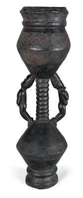 Kuba (or Bakuba), Dem. Rep. of Congo: a tall standing drum in hourglass form, with two human figures as handles. - Mimoevropské a domorodé umění