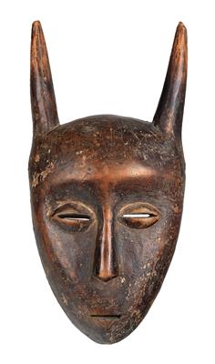 Lega (also Warega or Rega), Dem. Rep. of Congo: a rare Lega face mask with two horns, known as a ‘kayamba’ (antelope). - Mimoevropské a domorodé umění