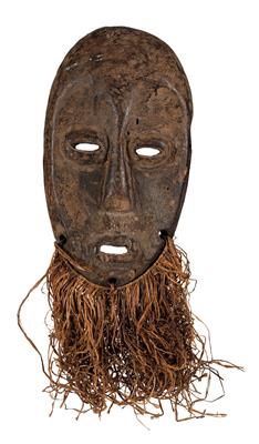 Lega, DR Kongo: Eine alte ‘Ausweis-Maske’, genannt ‘Lukwakongo-Maske’, mit angebundenem ‘Bart’ aus Pflanzenfasern. - Tribal Art
