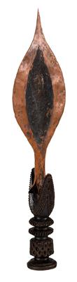Luba (or Baluba), Dem. Rep. of Congo: an exceptionally beautiful ornamental and prestige knife with copper blade and richly decorated wooden hilt. - Tribal Art