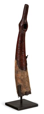Mongo, DR Kongo: Eine sehr alte Quer-Trompete aus Elfenbein, mit einer Leder-Manschette unten. - Tribal Art