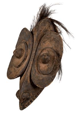 New Guinea, Middle Sepik River: a crested object in the form of a mask, with large, long oval eyes and decorated with cassowary feathers. tribes: Iatmul or Sawos. - Mimoevropské a domorodé umění