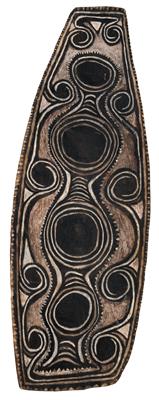 New Guinea, upper Sepik River: a shield from the upper reaches of the Sepik River in the north of New Guinea, with a front side that has been dyed and decorated in relief. - Tribal Art