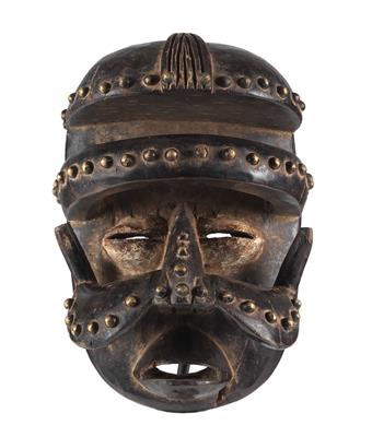 Ngere, Elfenbeinküste, Liberia: Eine typische Maske der Ngere, mit einem ‘Stirn-Reifen’ und weit ausladenden ‘Nasen-Flügeln’, mit Messing-Ziernägeln besetzt. - Tribal Art